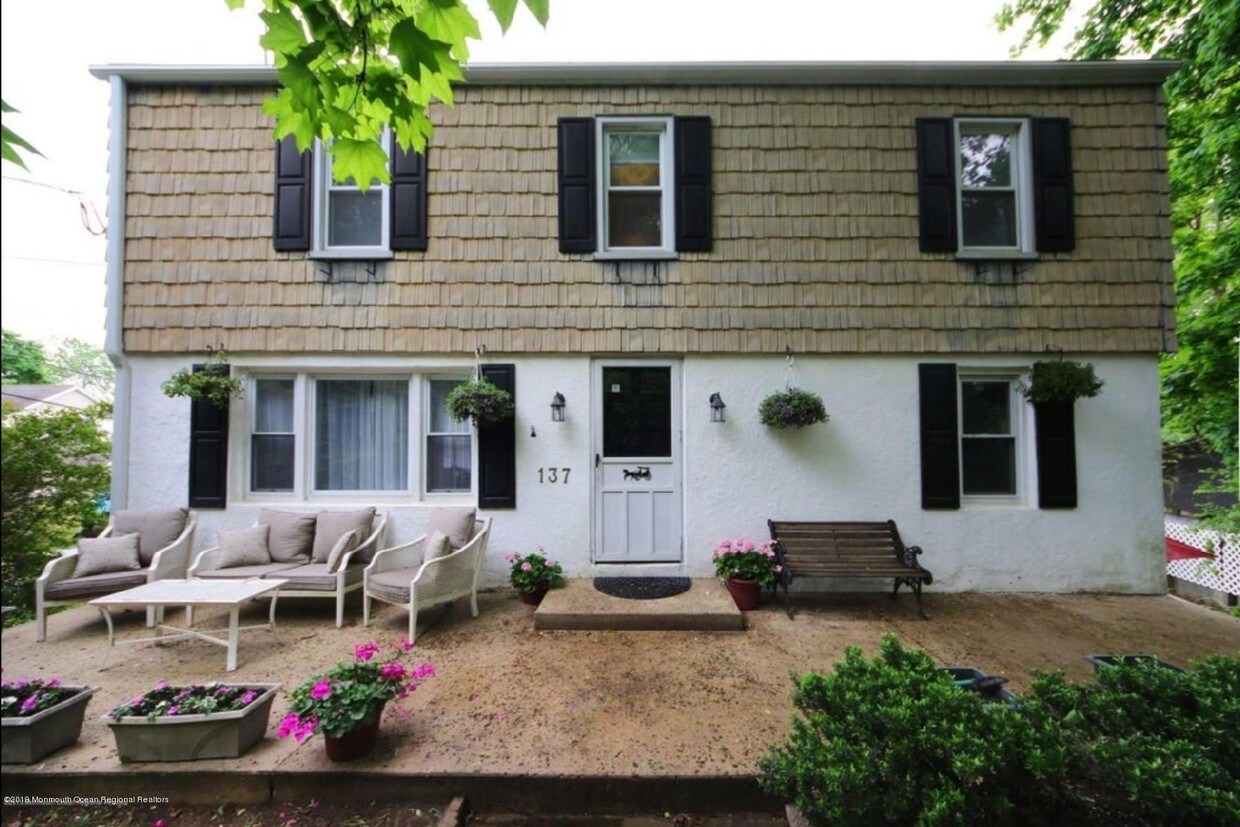 Primary Photo - 137 E Washington Ave