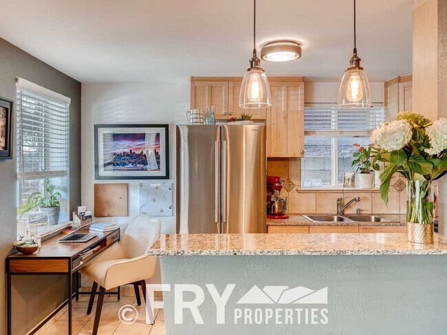 Building Photo - Updated Condo in Highlands Square