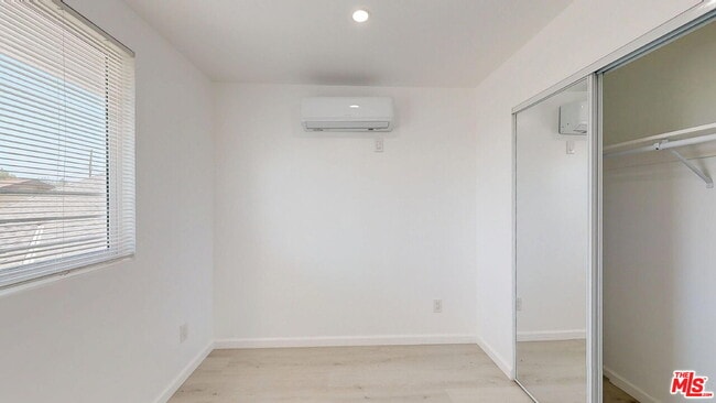 Building Photo - 10550 Collett Ave