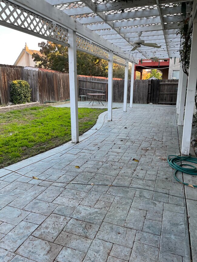Patio interior - 1868 Abby Pl