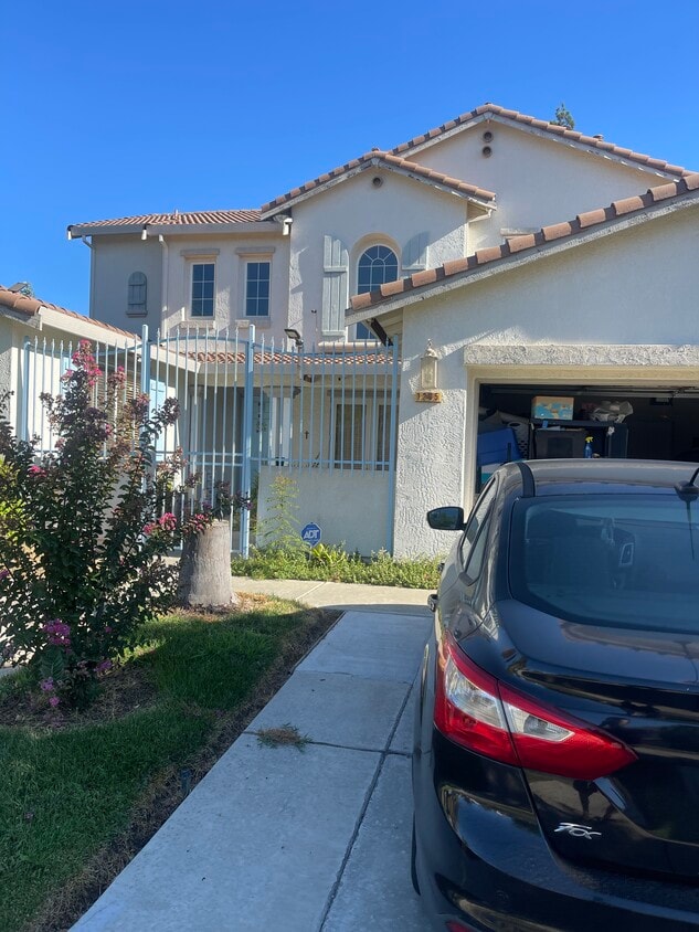 Primary Photo - 1295 Esplanade Dr