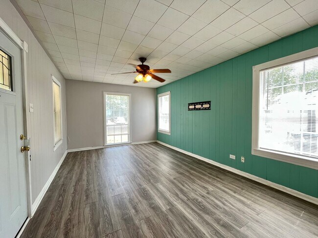 Building Photo - 703 W Olmos Dr
