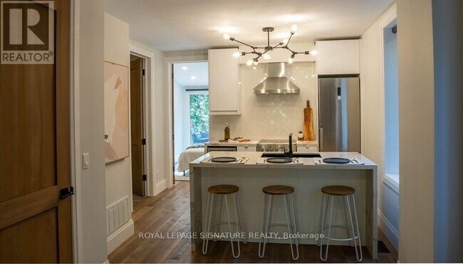 Photo du bâtiment - 166 Oakmount Rd