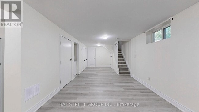 Building Photo - 711 Dunlop St W