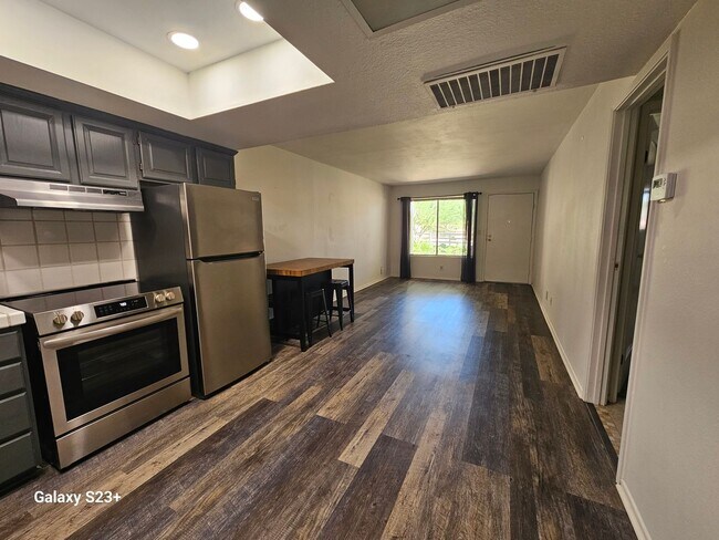 Foto del edificio - FREE CABLE & INTERNET....WATER & TRASH INCLUDED IN RENT