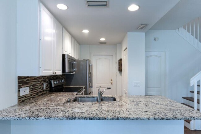 Building Photo - 340 Jacaranda Dr