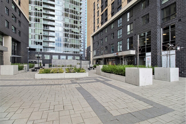 Building Photo - 105 Champagne Ave S