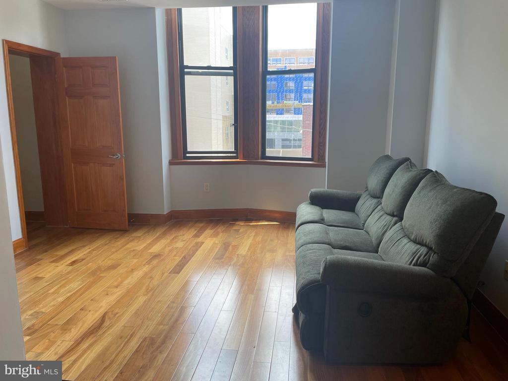 Primary Photo - 1338 W Girard Ave