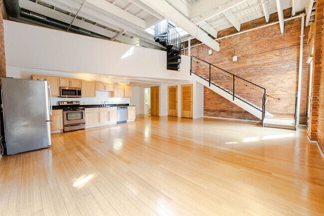 Building Photo - Stunning Downtown Condo