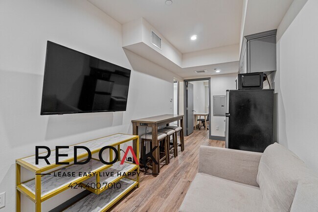 Foto del edificio - ~2 Months FREE~ Incredible, Fully Furnishe...