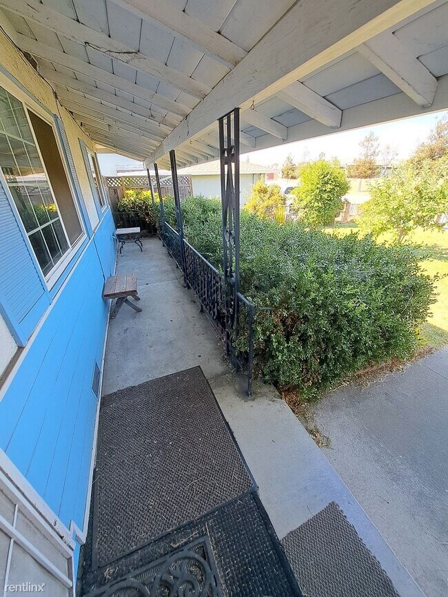 Foto del edificio - Room for Rent, 1 bath House - 5517 Fiesta ...