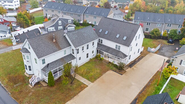 Casa adosada de 3 niveles ubicada en un edificio de 4 unidades - 8 Highland Ave