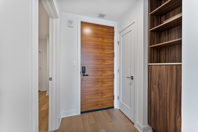 Entrada - 37 L St SE