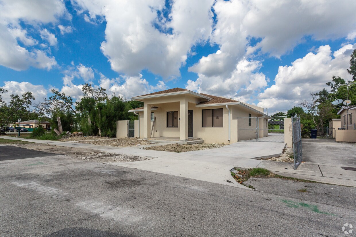 10129 W Jessamine St, Miami, FL 33157 Apartments in Miami, FL