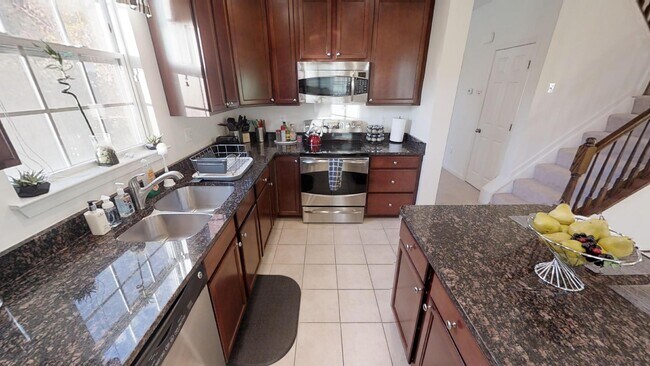 Building Photo - Month to month rental in huge EOG townhouse!