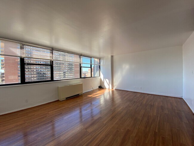 Foto del edificio - 270 Marin Blvd