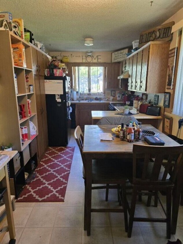 Primary Photo - Available 8/15/2024 This NW spacious 2 bed...