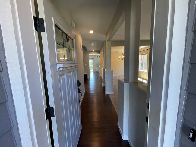 Building Photo - 5Bd/2.5Ba Everett Home