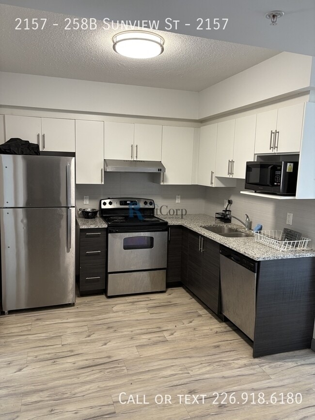 Building Photo - 258B-258B Sunview St