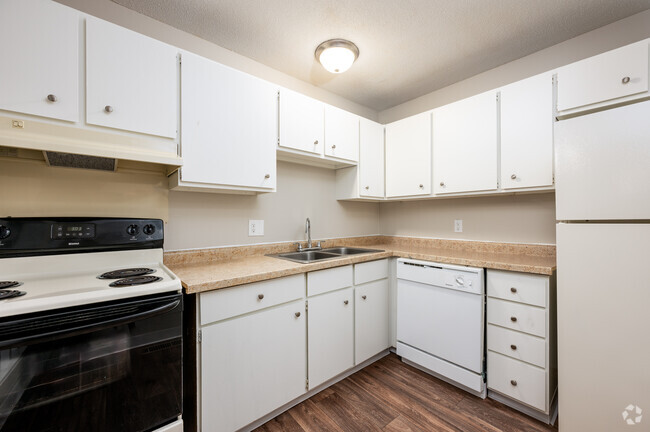 Buckingham Standard - Kitchen - Fountain Lake Apartment Homes