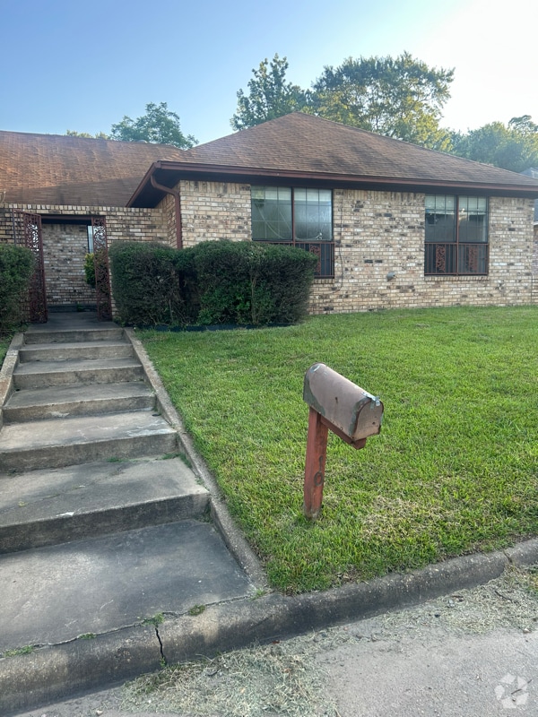Building Photo - 310 Brookwood Dr