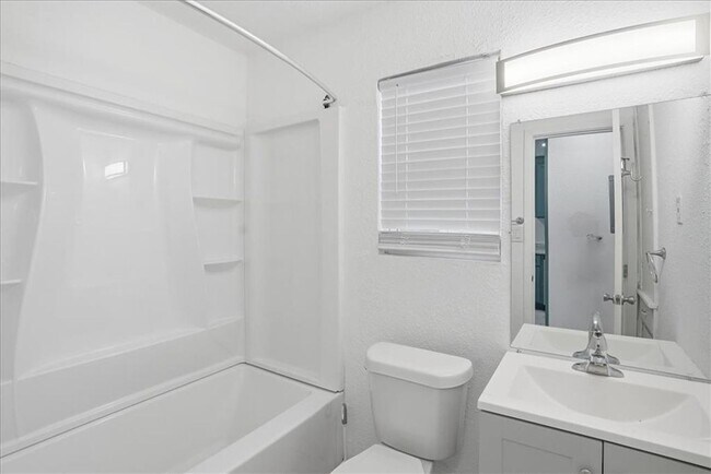 Foto del edificio - Move-In Ready 1 Bed / 1 Bath – Fully Remodeled