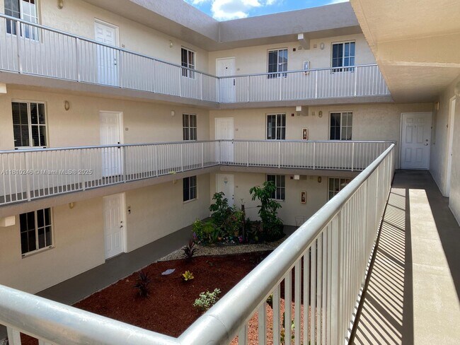 Foto del edificio - 6175 NW 186th St