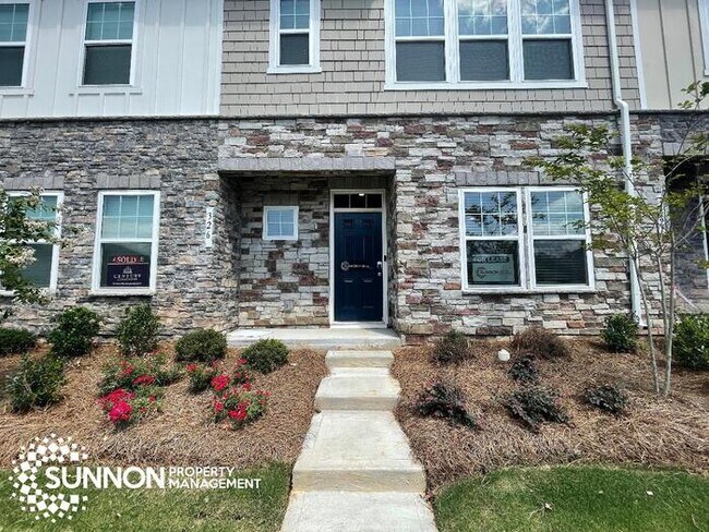 Building Photo - 3 BR Townhome w/ 2 Car Garage