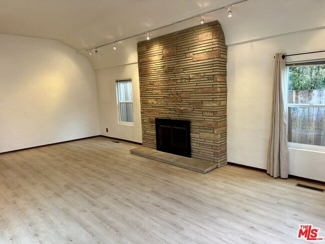 Building Photo - 6128 Maryland Dr