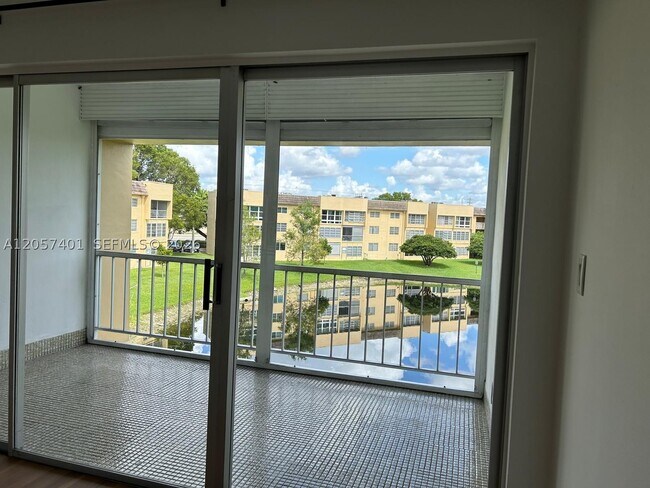 Foto del edificio - 6090 NW 64th Ave