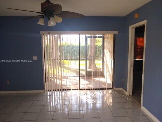 Foto del edificio - 9665 Riverside Dr