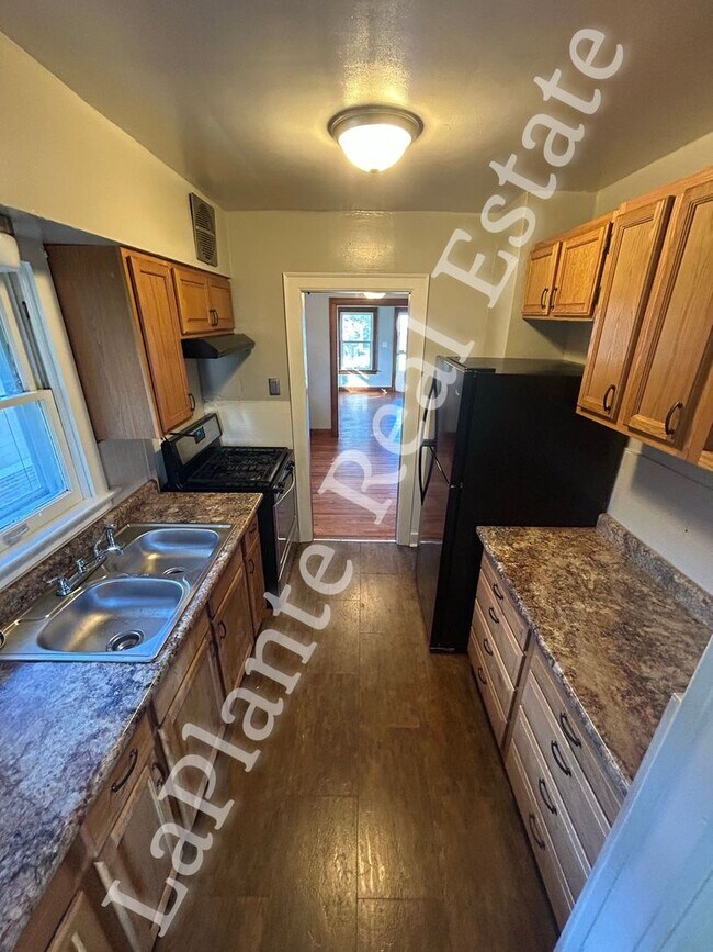 Foto del edificio - Charming 3-Bedroom Bungalow in Five Points...