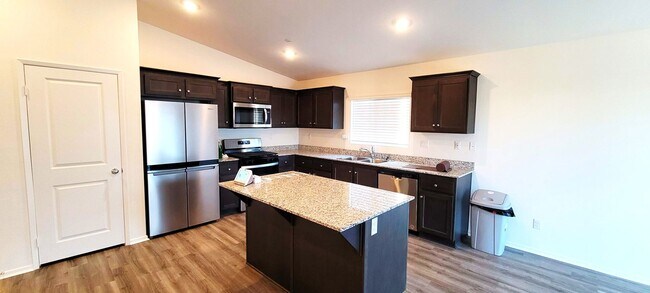 Foto del edificio - Brand New House with Brand New Appliances
