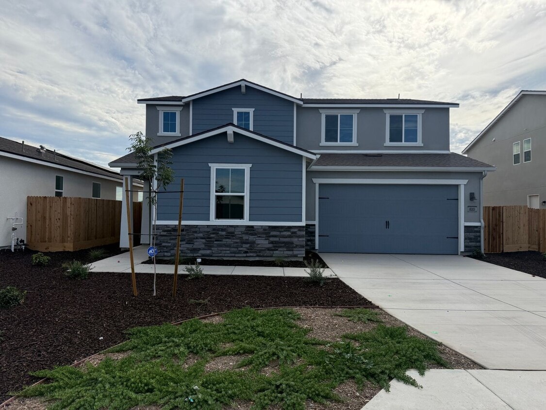 Foto principal - Stunning New-Construction two-story home 5bed 3bath