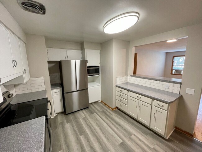 Building Photo - Great Location! 2-bed 1-bath Apartment