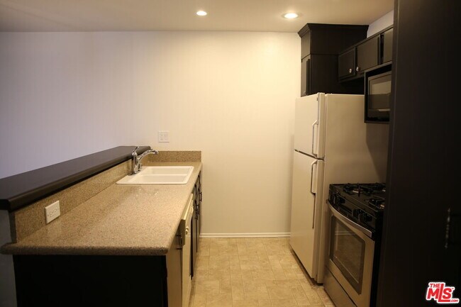 Building Photo - 8544 Independence Ave