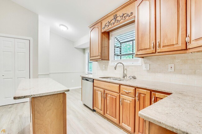 Building Photo - 830 Sunset Ct NW