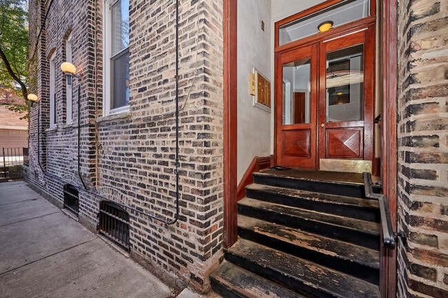 Building Photo - 2033 N Racine Ave