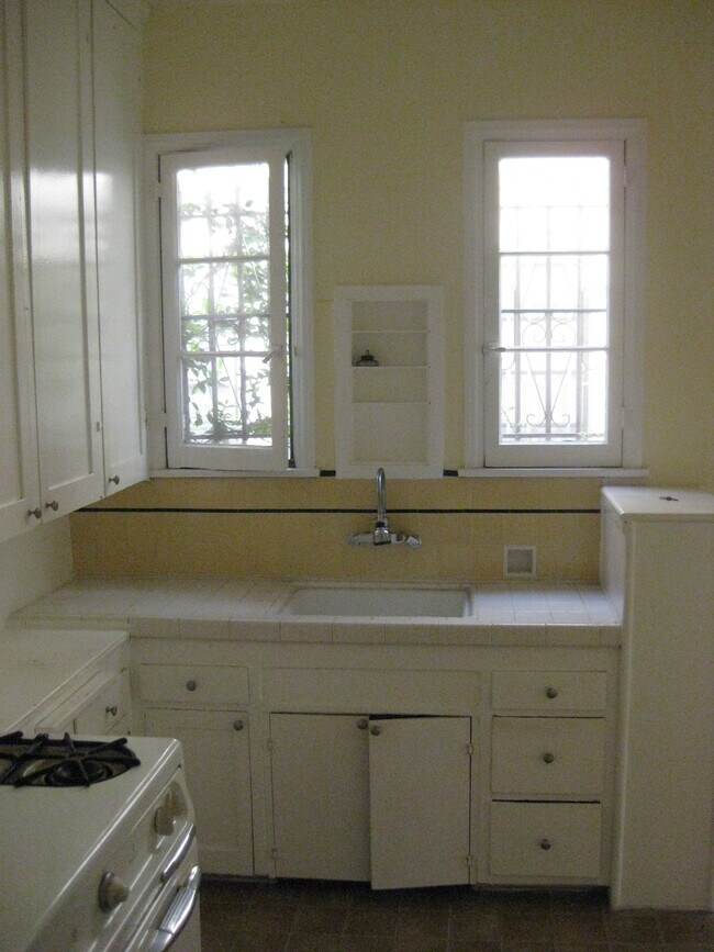 Building Photo - 326 N Orange Grove Ave
