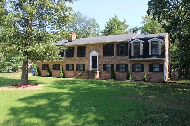 Building Photo - Perfect for your family! Spacious 5 Bedroo...