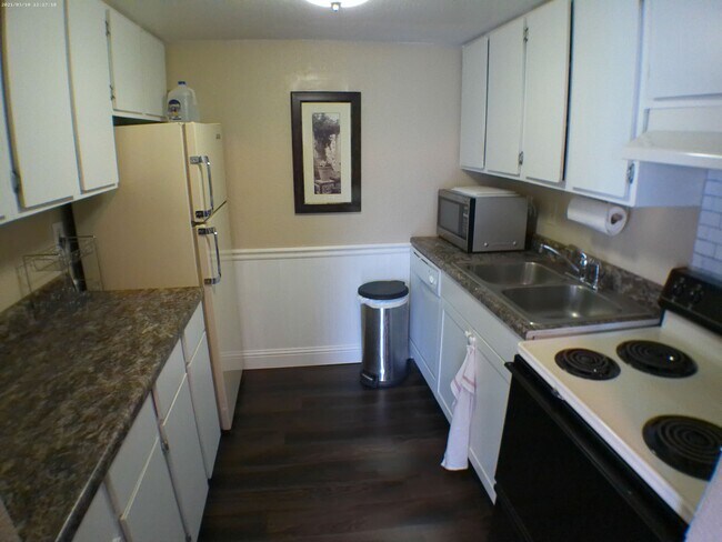 Cocina - 3345 S Monaco Pky