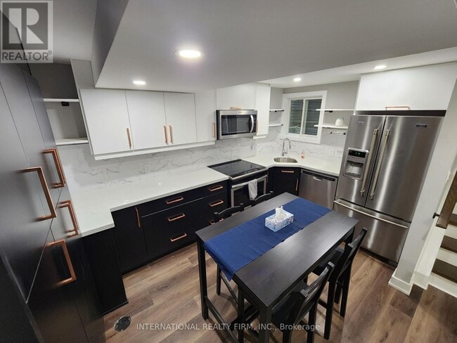 Building Photo - 435 Hansen Rd N