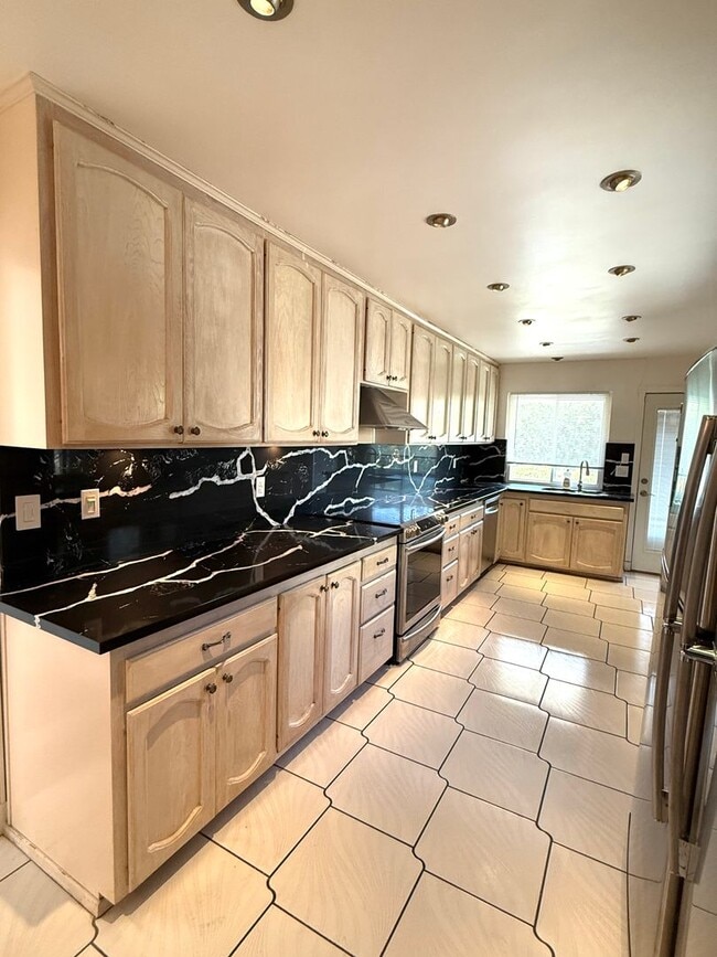 Building Photo - 4 Bedroom 2 Bathroom home available for rent NOW