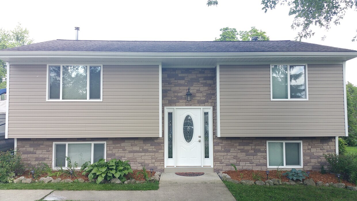 Foto principal - 9028 Garfield Dr