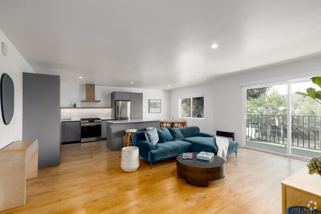 1BR, 1BA - 767SF - Living Room/Kitchen - 1422 Tamarind Ave