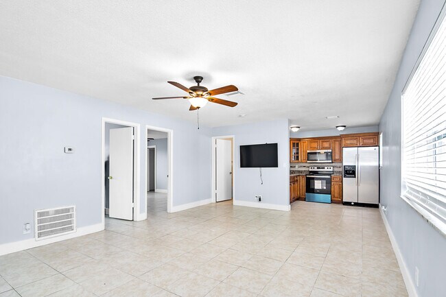 Building Photo - 578 Holly Dr