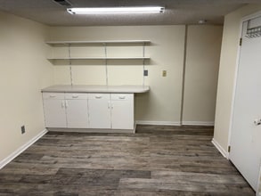 Building Photo - 9123 W Cedar Dr