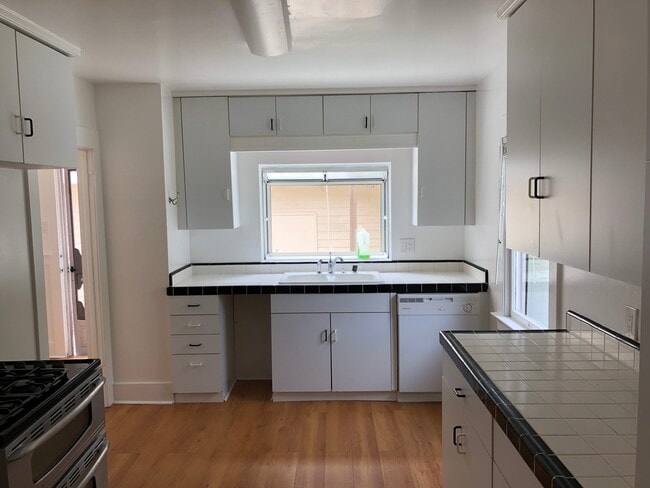 KITCHEN - 1085 Loma Dr