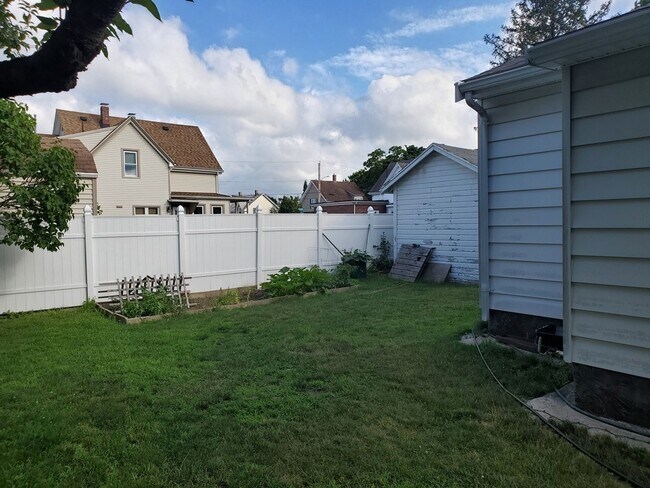 Building Photo - 36 Taber St