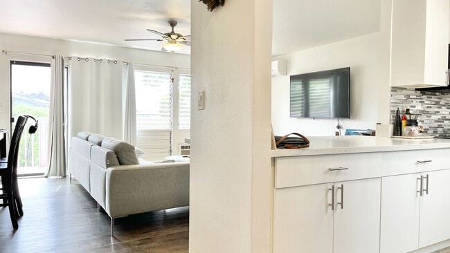 Building Photo - FULLY UPDATED 3 BEDROOM WITH 2 CAR GARAGE ...